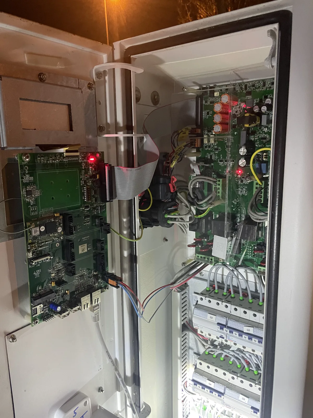 Borne équipée du ruban AS-C, adhésivé sur les parois latérales et supérieure de la borne de recharge.