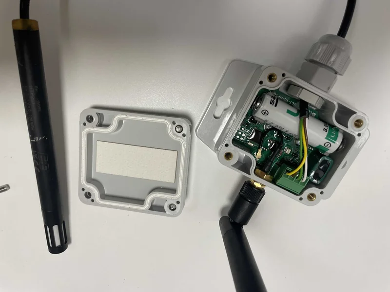 Sticker AS-B collé sur le couvercle du boîtier IP65